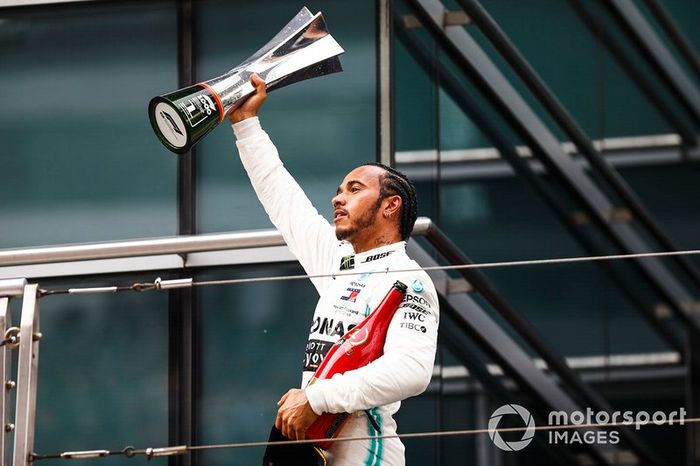 Lewis Hamilton, Mercedes AMG F1, con el trofeo en el podio
