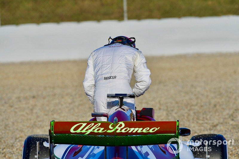 Kimi Raikkonen, Alfa Romeo Racing C38, hace trompo