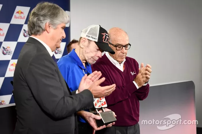 Jorge Viegas et Carmelo Ezpeleta remettent le numéro 69 au père de Nicky Hayden, Earl