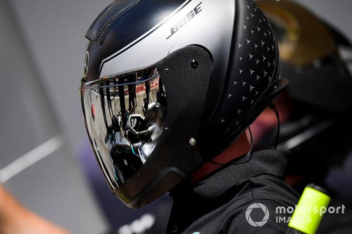 Un mecánico de Mercedes