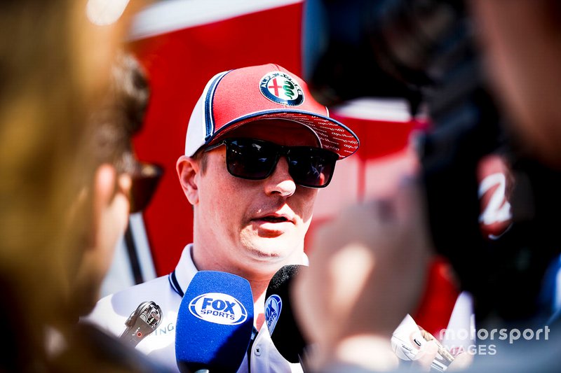 Kimi Raikkonen, Alfa Romeo Racing, parla con media