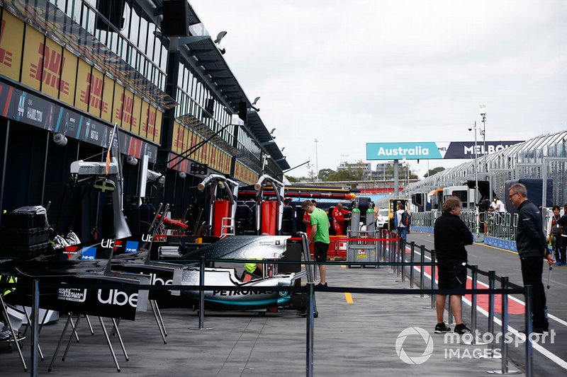 El equipo Mercedes se prepara