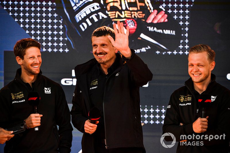 Romain Grosjean, Haas F1 Team, Guenther Steiner, Team Principal, Haas F1 e Kevin Magnussen, Haas F1 Team, all'evento a Federation Square