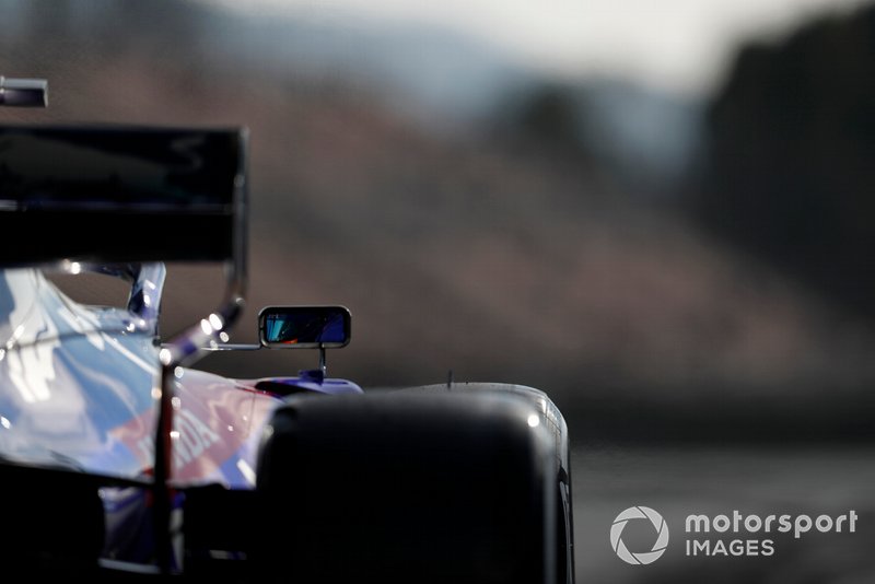 Il riflesso di Alex Albon, Scuderia Toro Rosso STR14, nello specchietto della sua monoposto
