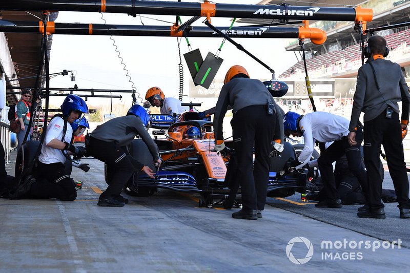 Carlos Sainz Jr., McLaren MCL34, pit stop