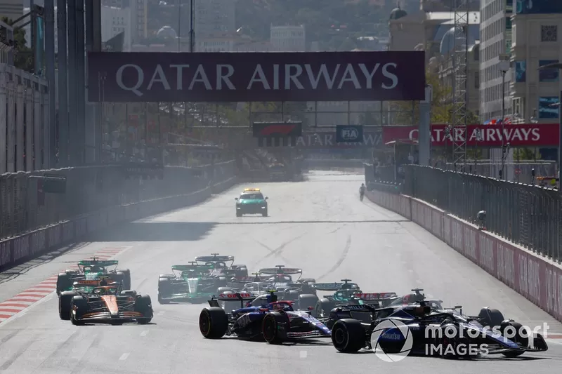 Alex Albon, Williams FW46, Oliver Bearman, Haas VF-24, Yuki Tsunoda, RB F1 Team VCARB 01, Lance Stroll, Aston Martin AMR24, le reste du peloton au départ