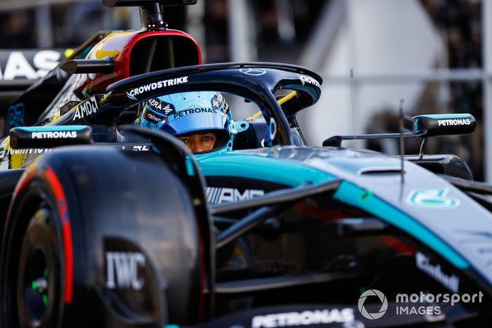 George Russell, Mercedes F1 W15, en boxes