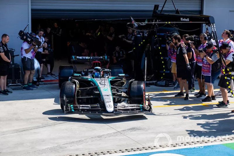 Andrea Kimi Antonelli, Mercedes F1 W15, sort du garage