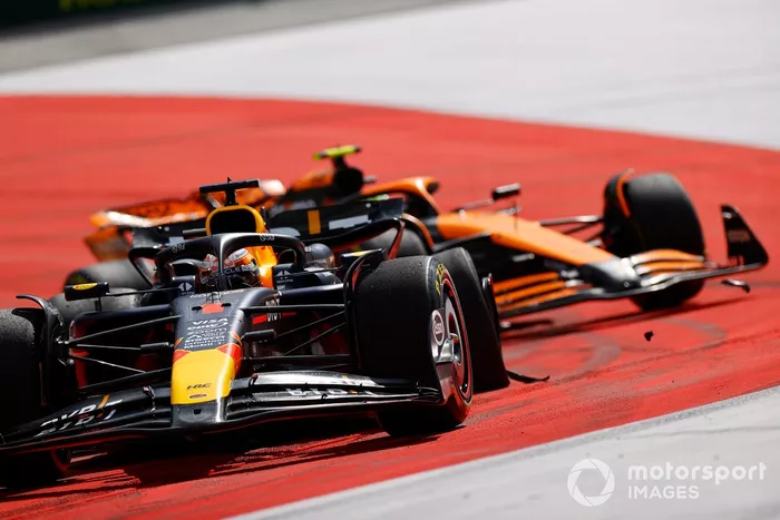 Max Verstappen, Red Bull Racing RB20, adelanta a Lando Norris, McLaren MCL38, después de que ambos hayan entrado en contacto. Verstappen conduce con una rueda dañada y un pinchazo.