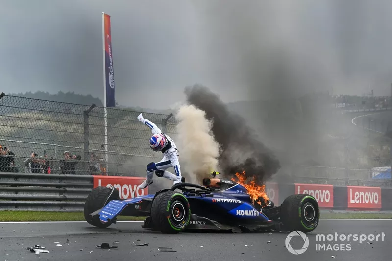 Logan Sargeant, Williams FW46, saute de sa voiture après un accident en FP3.