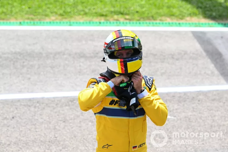 Sebastian Vettel enlève son casque après avoir conduit la McLaren MP4/8 d'Ayrton Senna