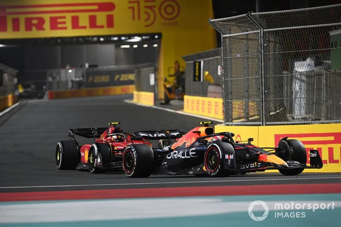 Sergio Pérez, Red Bull Racing RB18, Carlos Sainz Jr, Ferrari F1-75