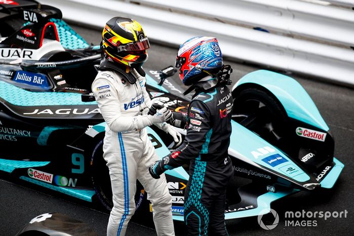 Stoffel Vandoorne, Mercedes-Benz EQ, 1ª posición, Mitch Evans, Jaguar Racing, 2ª posición, se felicitan mutuamente en Parc Ferme