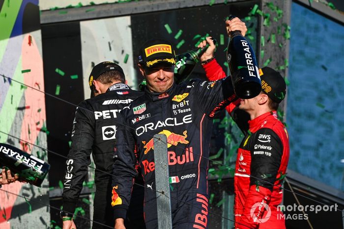 Sergio Pérez, Red Bull Racing, segundo, celebra en el podio