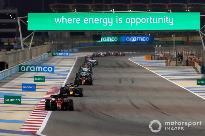 Charles Leclerc, Ferrari F1-75, Max Verstappen, Red Bull Racing RB18, Carlos Sainz Jr., Ferrari F1-75, Lewis Hamilton, Mercedes W13 al inicio