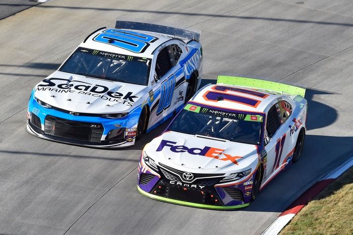 Denny Hamlin, Joe Gibbs Racing, Toyota Camry FedEx Freight, Landon Cassill, StarCom Racing, Chevrolet Camaro Sea Deck/Units