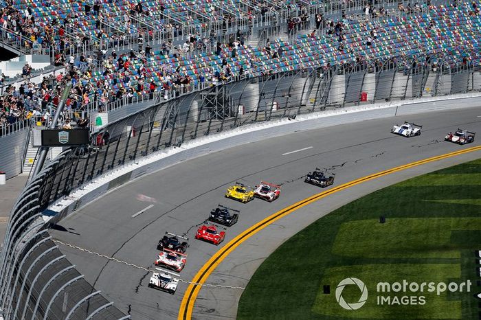 #77 Mazda Team Joest Mazda DPi, DPi: Oliver Jarvis, Tristan Nunez, Olivier Pla takes the green flag