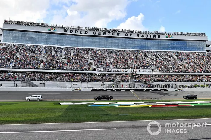 President Donald J. Trump da una vuelta al circuito en la Daytona 500