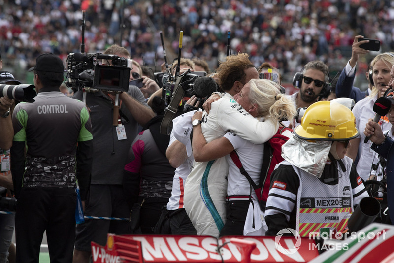 2018 F1 Dünya Şampiyonu Lewis Hamilton, Mercedes AMG F1 ve Angela Cullen, PA, physio , parc ferme