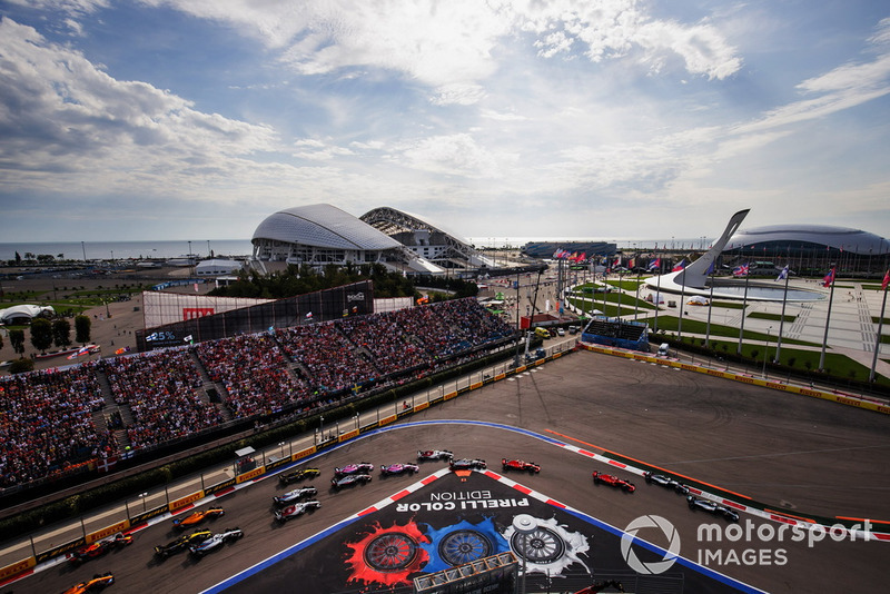Valtteri Bottas, Mercedes AMG F1 W09, leads Lewis Hamilton, Mercedes AMG F1 W09, Sebastian Vettel, Ferrari SF71H, Kimi Raikkonen, Ferrari SF71H, Charles Leclerc, Sauber C37, Kevin Magnussen, Haas F1 Team VF-18, Esteban Ocon, Racing Point Force India VJM11, at the start of the race