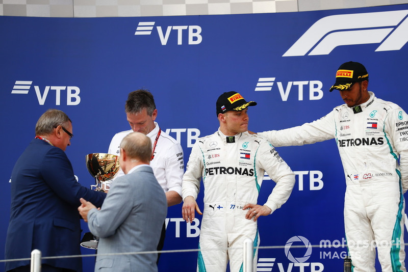 Il vincitore della gara Lewis Hamilton, Mercedes AMG F1, il secondo classificato Valtteri Bottas, Mercedes AMG F1, sul podio con James Allison, Direttore tecnico, Mercedes AMG, riceve il trofeo Costruttori da Andrey Kostin, Presidente e Chairman del consiglio di amministrazione VTB Bank