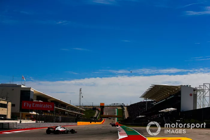 Sebastian Vettel, Ferrari SF71H, leads Kevin Magnussen, Haas F1 Team VF-18