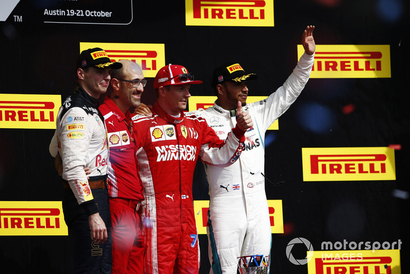 Kimi Raikkonen, Ferrari, festeggia sul podio dopo aver vinto la gara conh Max Verstappen, Red Bull Racing, Carlos Santi, Race Engineer, Ferrari, e Lewis Hamilton, Mercedes AMG F1