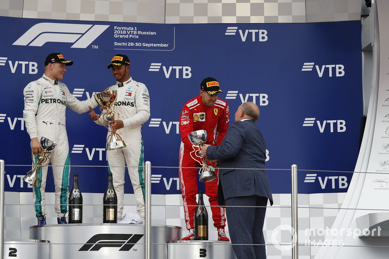Sebastian Vettel, Ferrari, riceve il trofeo del terzo classificato da Viktor Kiryanov, Presidente della Federazione automobilistica russa, sul podio