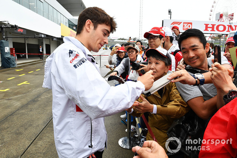 Charles Leclerc, Sauber signs autographs for the fans
