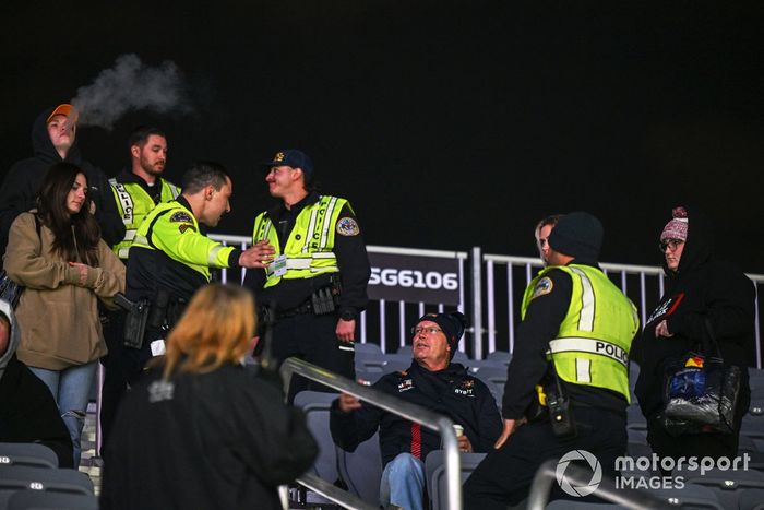 La policía expulsa a los aficionados de una grada