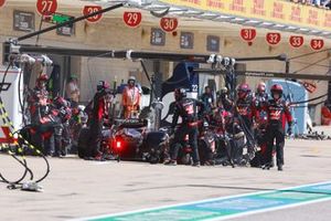 Nico Hulkenberg, Haas VF-23 en el pit lane para una parada en boxes