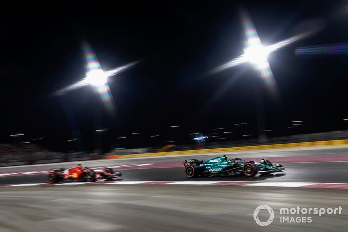 Fernando Alonso, Aston Martin AMR23, adelanta a Charles Leclerc, Ferrari SF-23