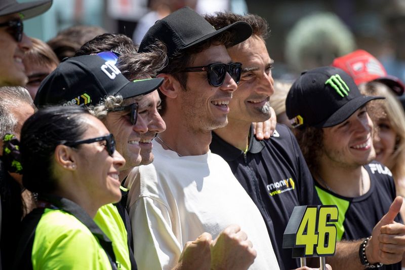 送無x バレンティーノ・ロッシ ROSSI 46 B 270mm ステッカー 海外限定 VR46 バレンティーノ・ロッシ tシャツ タンクトップ 2点 Monster