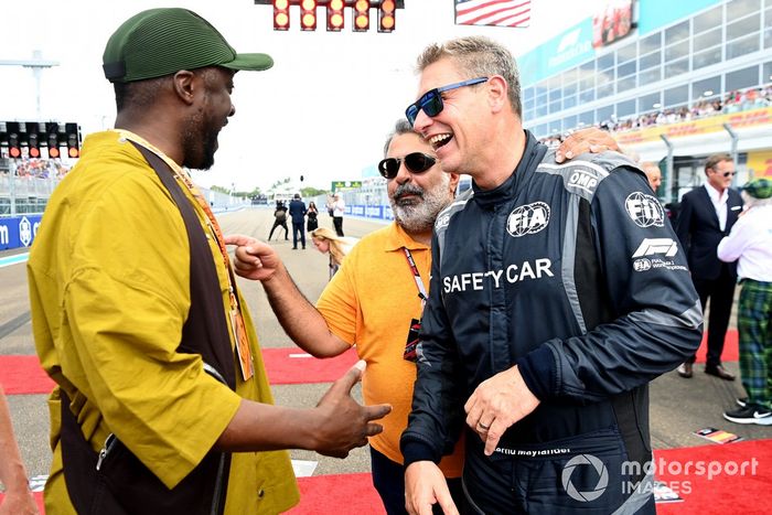 Will. I. Am. con Bernd Maylander, conductor del coche de seguridad