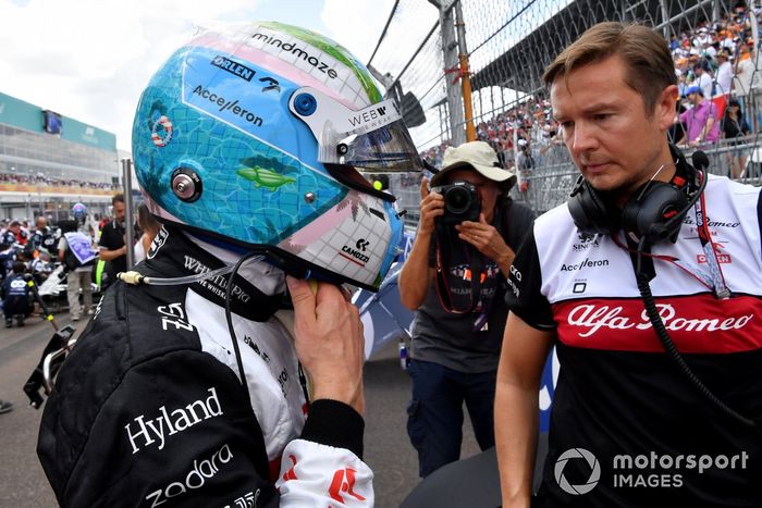 Valtteri Bottas, Alfa Romeo F1 Team, en la parrilla de salida