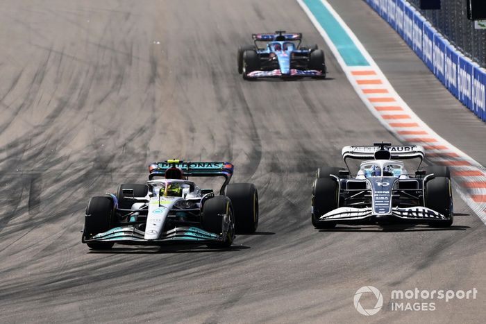 Lewis Hamilton, Mercedes W13, Pierre Gasly, AlphaTauri AT03, Fernando Alonso, Alpine A522