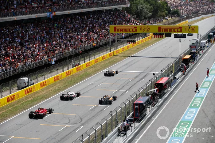 Lando Norris, McLaren MCL36, Mick Schumacher, Haas VF-22, Daniel Ricciardo, McLaren MCL36, Carlos Sainz, Ferrari F1-75, practican sus procedimientos de salida al final de la FP1