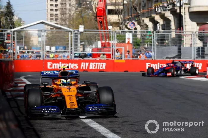 Lando Norris, McLaren MCL34, Daniil Kvyat, Toro Rosso STR14