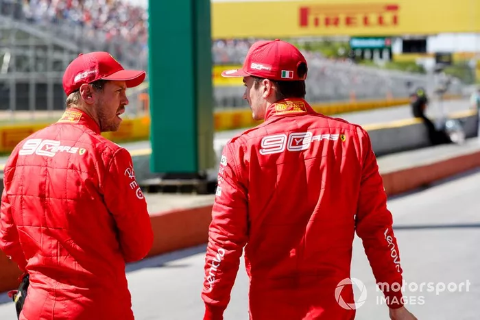 Il poleman Sebastian Vettel, Ferrari, e Charles Leclerc, Ferrari, dopo le Qualifiche