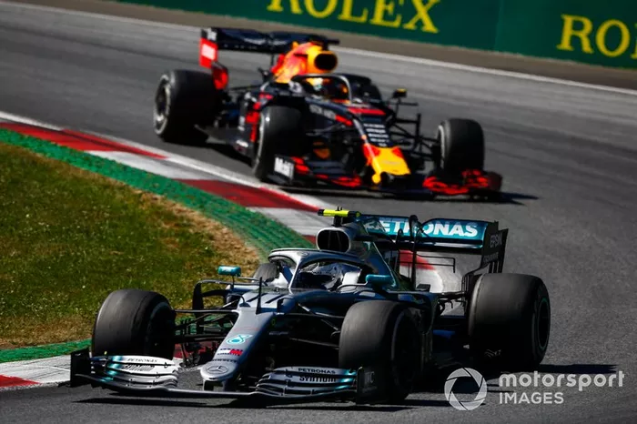 Valtteri Bottas, Mercedes AMG W10, precede Max Verstappen, Red Bull Racing RB15