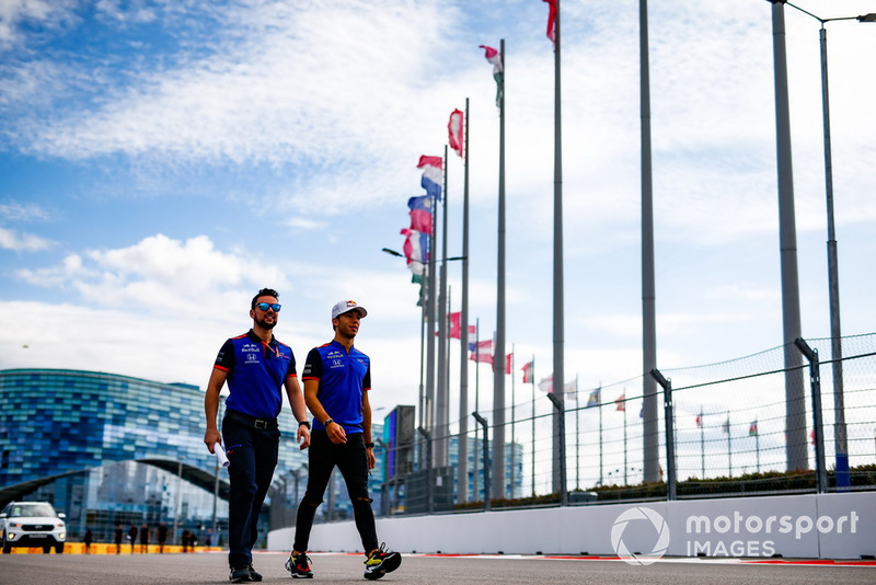 Pierre Gasly, Scuderia Toro Rosso, parcourt la piste à pied