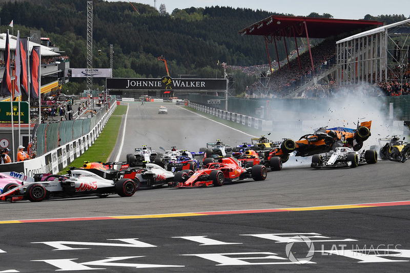 Fernando Alonso, McLaren MCL33, terlempar ke udara
