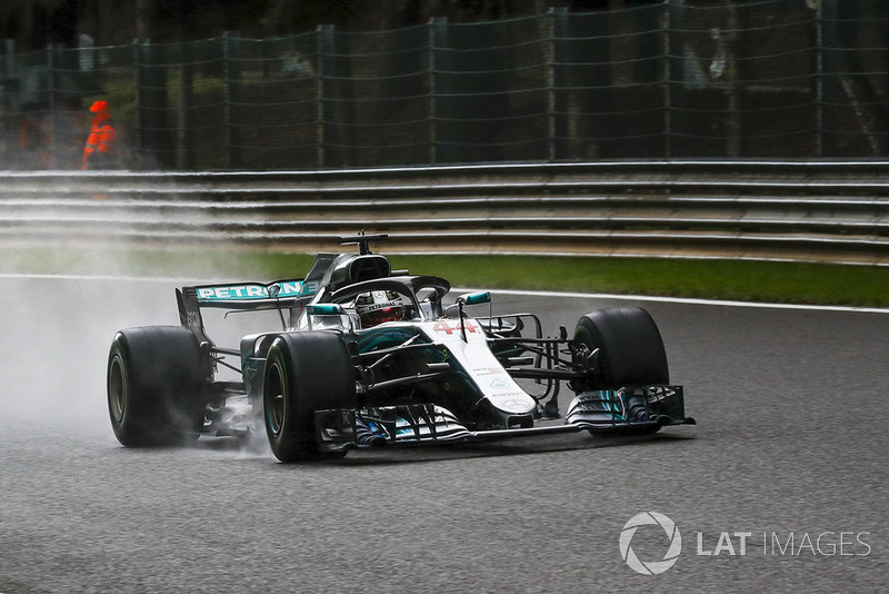 Hamilton pole pozisyonunu alıyor