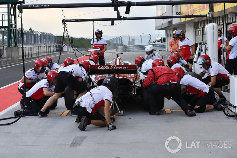 Arrêt au stand pour Antonio Giovinazzi, Sauber C37