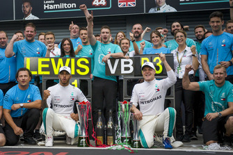 Lewis Hamilton, Mercedes AMG F1 celebrates with Valtteri Bottas, Mercedes AMG F1 and the team