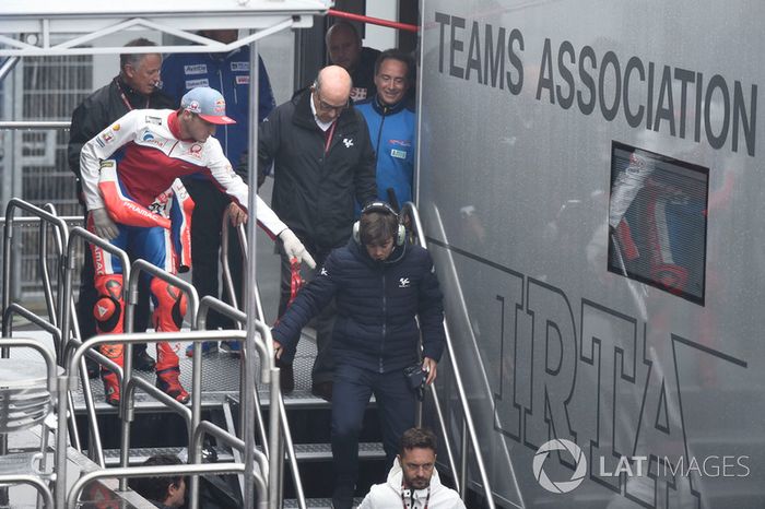 Carmelo Ezpeleta, CEO Dorna Sports, Jack Miller, Pramac Racing, saliendo de la reunión de seguridad