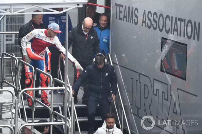 Carmelo Ezpeleta, CEO Dorna Sports, Jack Miller, Pramac Racing, saliendo de la reunión de seguridad