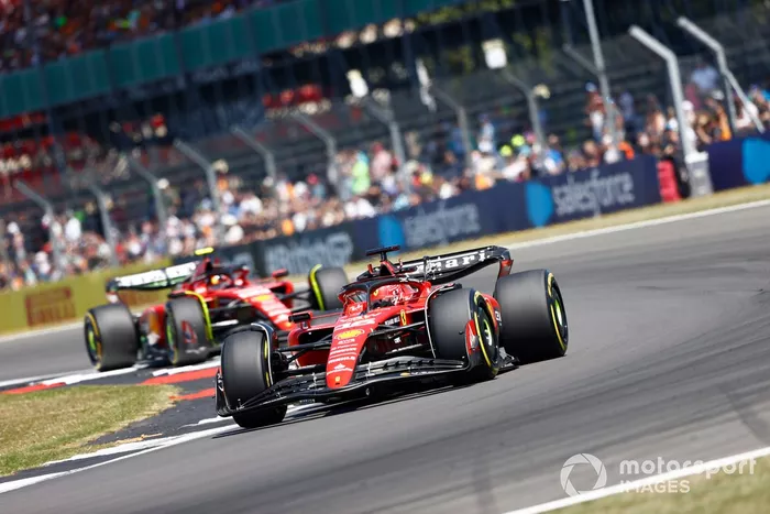 Charles Leclerc, Ferrari SF-23, sufre Carlos Sainz, Ferrari SF-23