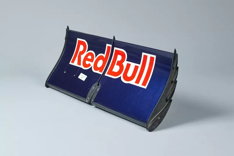 Un élément d'aileron arrière de la Toro Rosso STR11