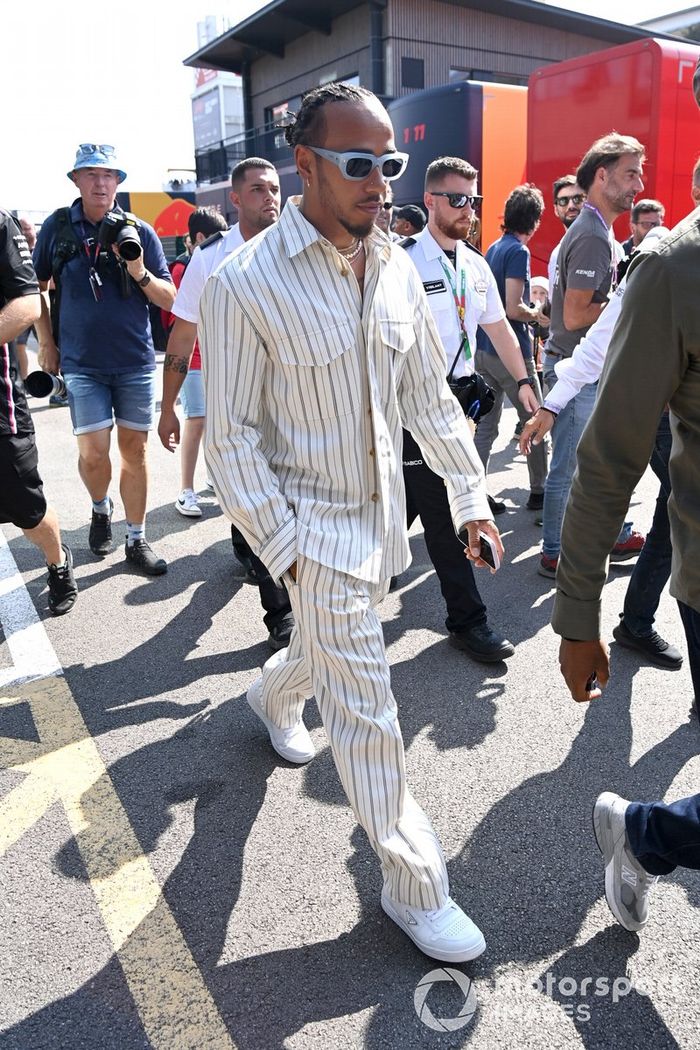 Lewis Hamilton, Mercedes-AMG, llega al paddock
